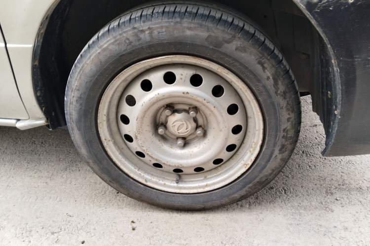 Used Dongfeng Shuaike 2013 1.5L Manual Standard Model 7-Seater China V Standard Right Front Wheel Hub