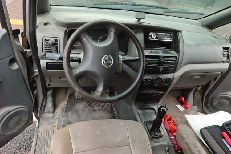 Used Dongfeng Shuaike 2013 Revised Version 1.5L Manual Standard Edition 7 Seats China IV Standard Steering Wheel