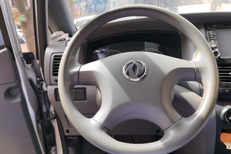 Used Dongfeng Shuaike 2013 Revised Version 1.5L Manual Standard Edition 7 Seats China IV Standard Steering Wheel