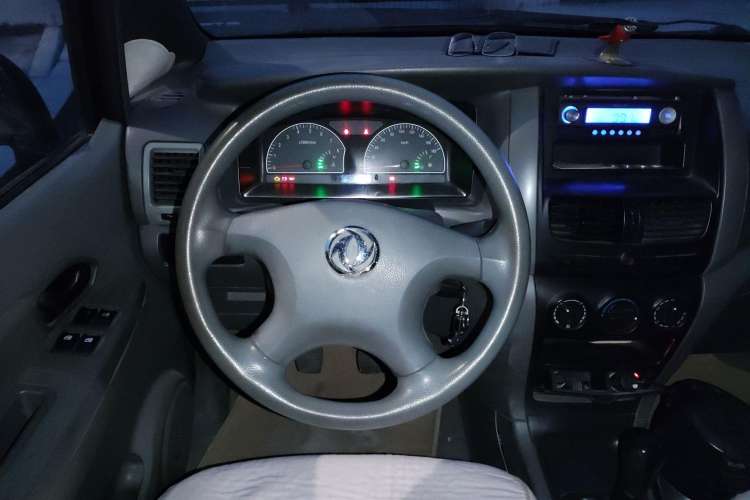 Used Dongfeng Shuaike 2013 1.5L Manual Standard Model 7-Seater China V Standard Steering Wheel