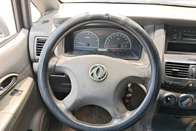 Used Dongfeng Shuaike 2013 Revised Version 1.5L Manual Standard Edition 7 Seats China V Emission Standard Steering Wheel