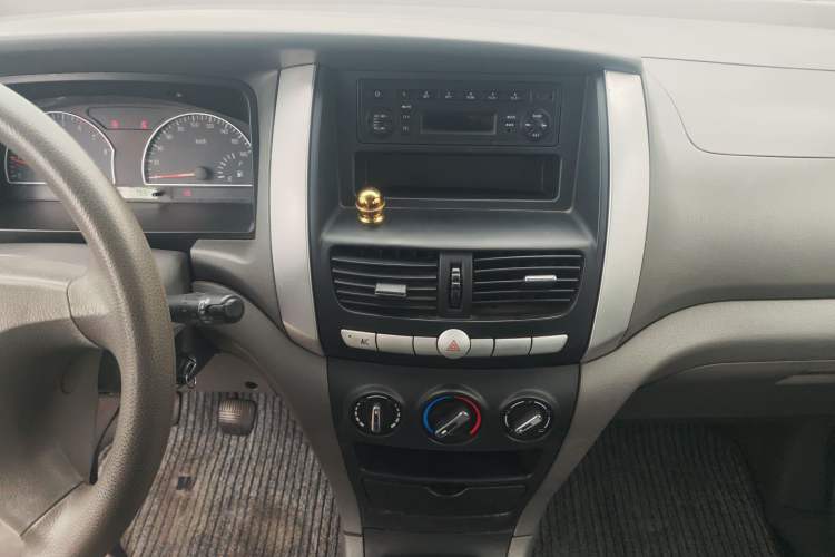 Used Dongfeng Shuaike 2013 Facelift 1.5L Manual Comfort 7-Seater China V Standard Audio And AC Panel