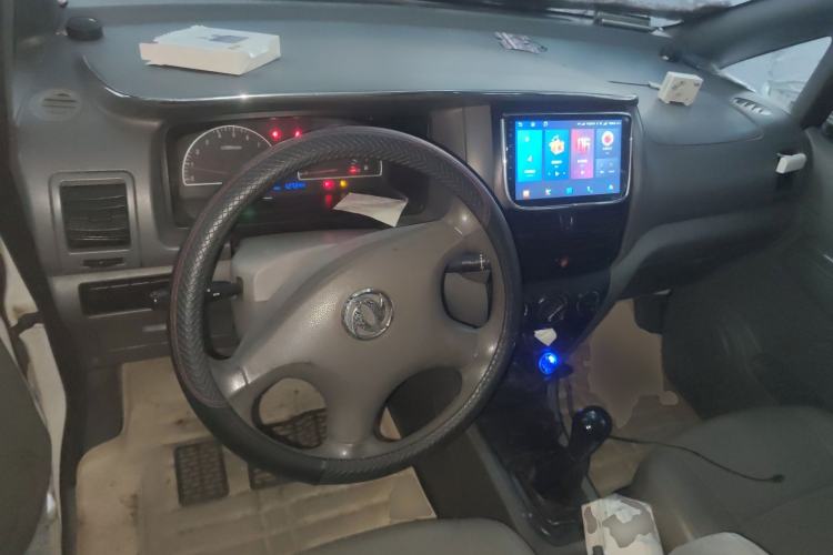 Used Dongfeng Shuaike 2013 Revised Version 1.5L Manual Standard Edition 7 Seats China IV Standard Center Console