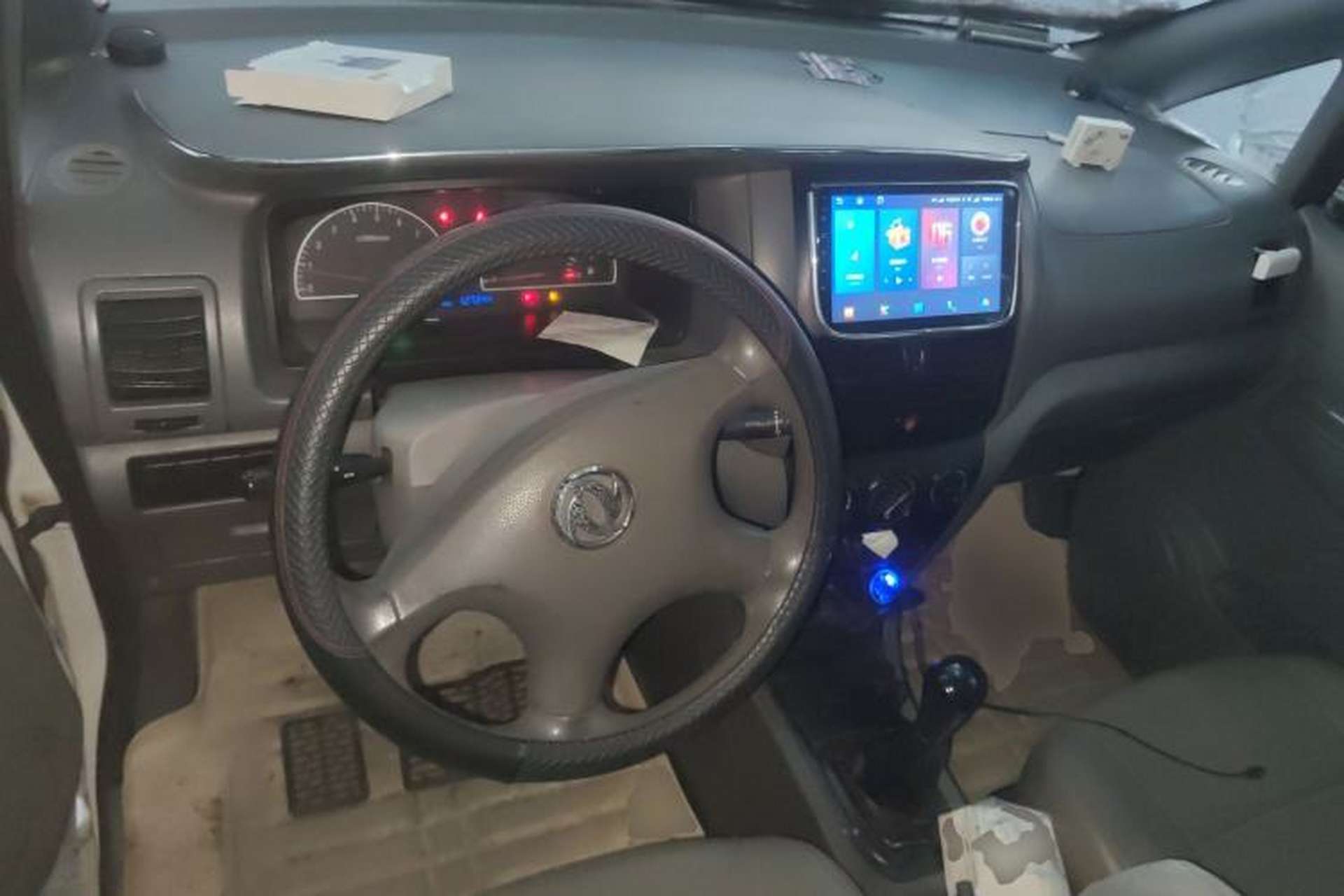 Used Dongfeng Shuaike 2013 Revised Version 1.5L Manual Standard Edition 7 Seats China IV Standard Center Console