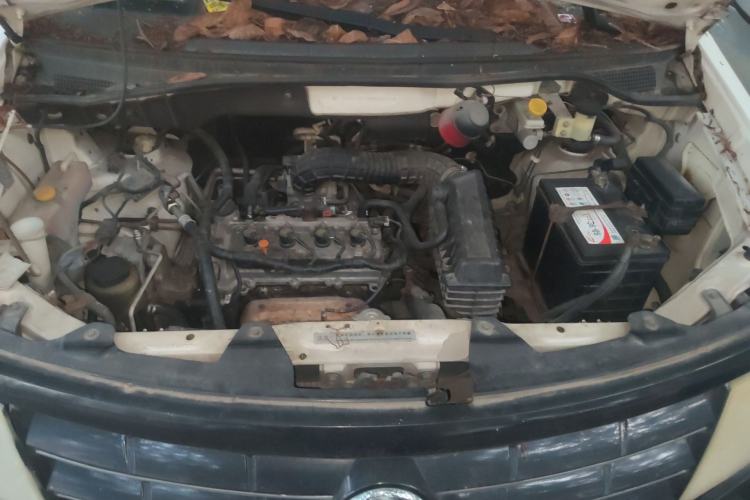 Used Dongfeng Shuaike 2013 Revised Version 1.5L Manual Standard Edition 7 Seats China IV Standard Engine Bay