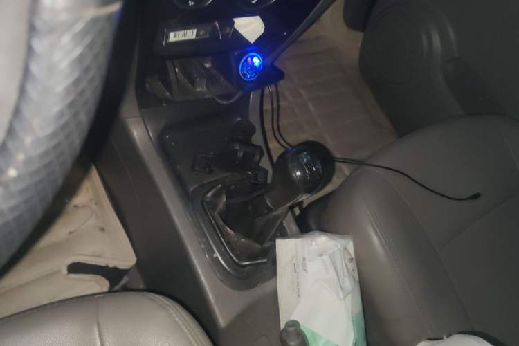 Used Dongfeng Shuaike 2013 Revised Version 1.5L Manual Standard Edition 7 Seats China IV Standard Gear Lever