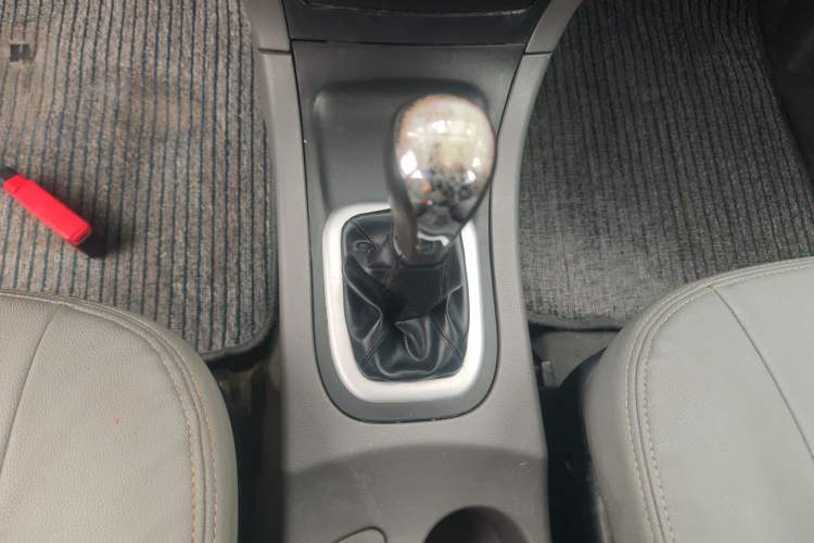 Used Dongfeng Shuaike 2013 Facelift 1.5L Manual Comfort 7-Seater China V Standard Gear Lever