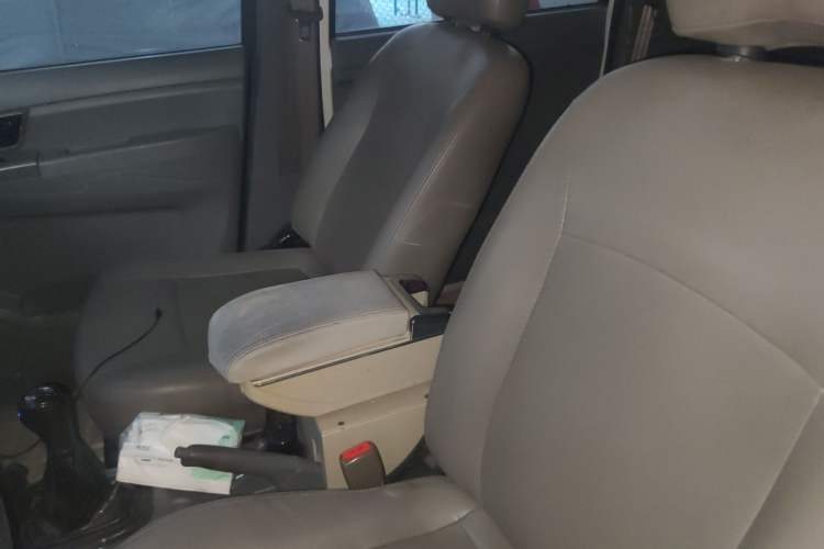 Used Dongfeng Shuaike 2013 Revised Version 1.5L Manual Standard Edition 7 Seats China IV Standard Left Rear Seat
