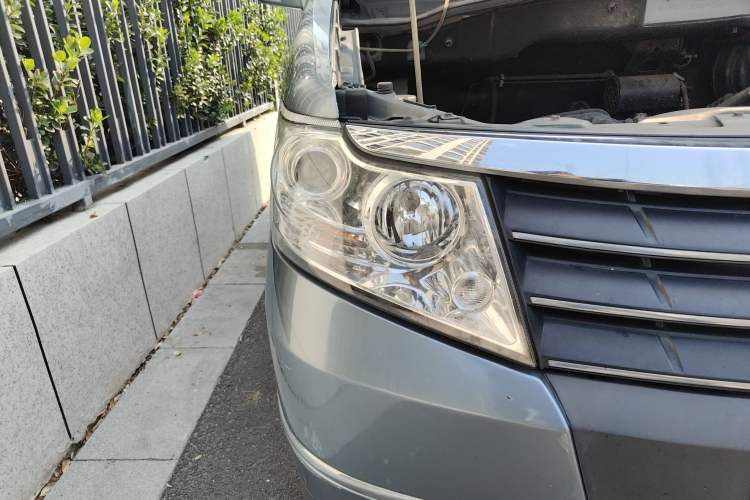 Used Dongfeng Shuaike 2014 1.6L Manual Comfort 7-Seater China IV Standard Right Front Headlight