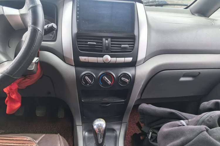 Used Dongfeng Shuaike 2014 1.6L Manual Comfort 7-Seater China IV Standard Audio And AC Panel