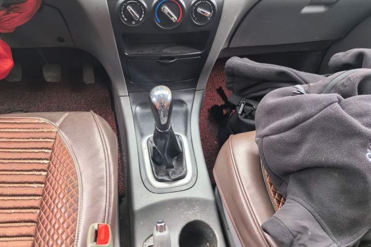 Used Dongfeng Shuaike 2014 1.6L Manual Comfort 7-Seater China IV Standard Gear Lever