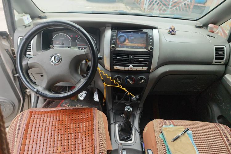 Used Dongfeng Shuaike 2014 1.5L Manual Standard Model 7-Seater China IV Center Console
