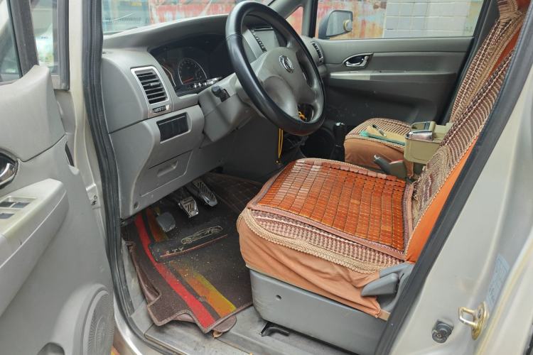 Used Dongfeng Shuaike 2014 1.5L Manual Standard Model 7-Seater China IV Driver Seat