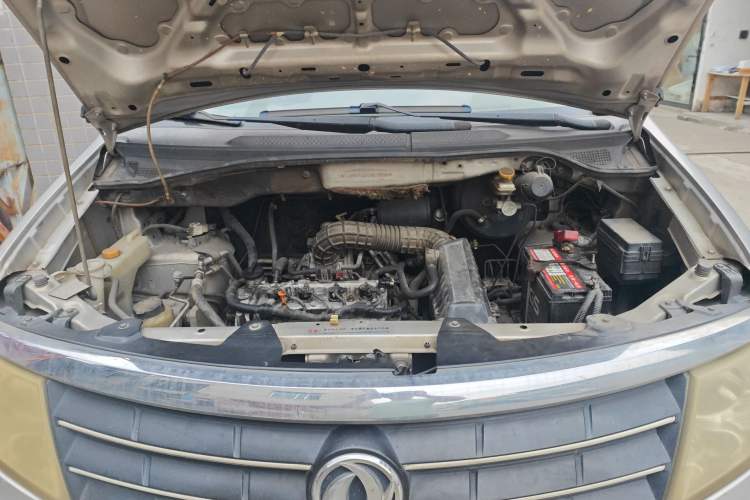 Used Dongfeng Shuaike 2014 1.5L Manual Standard Model 7-Seater China IV Engine Bay