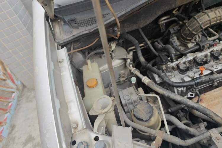 Used Dongfeng Shuaike 2014 1.5L Manual Standard Model 7-Seater China IV Engine Bay Right