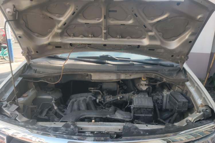 Used Dongfeng Shuaike 2014 1.6L Manual Comfort 7-Seater China IV Standard Engine Bay