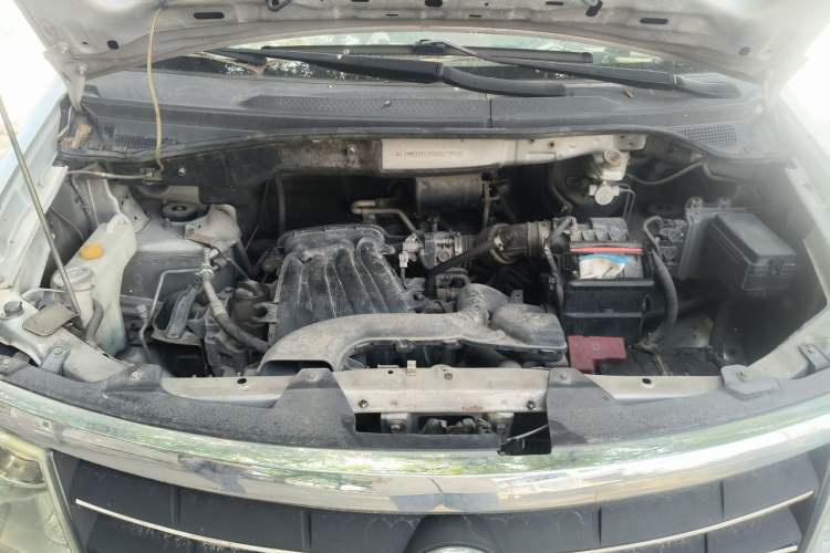 Used Dongfeng Shuaike 2014 1.6L Manual Comfort 7-Seater China IV Standard Engine Bay