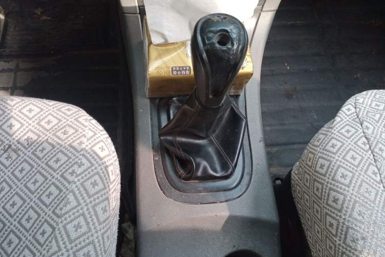 Used Dongfeng Shuaike 2014 1.5L Manual Standard 5-Seater China V Emission Standard Gear Lever