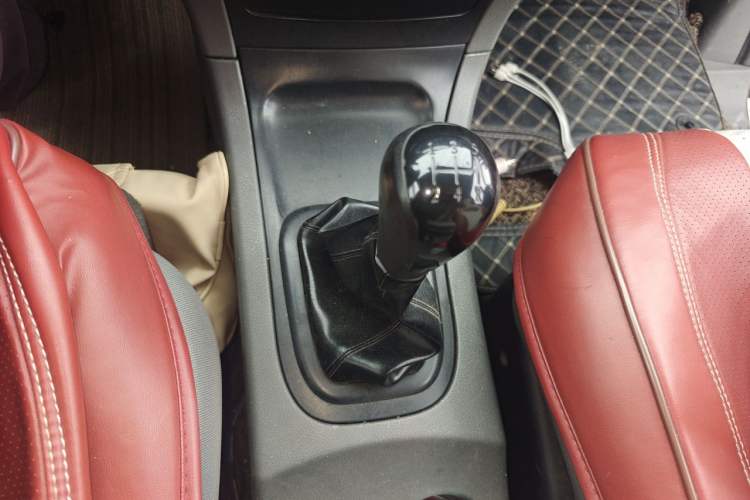Used Dongfeng Shuaike 2014 1.5L Manual Standard Model 7-Seater China IV Gear Lever