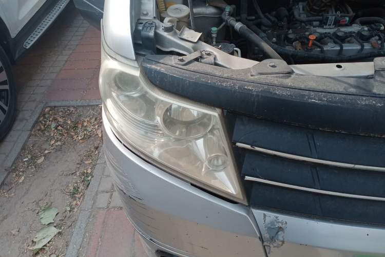 Used Dongfeng Shuaike 2014 1.5L Manual Standard 5-Seater China V Emission Standard Right Front Headlight