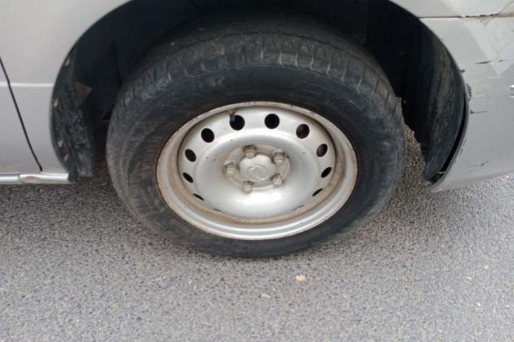 Used Dongfeng Shuaike 2014 1.5L Manual Standard 5-Seater China V Emission Standard Right Front Wheel Hub