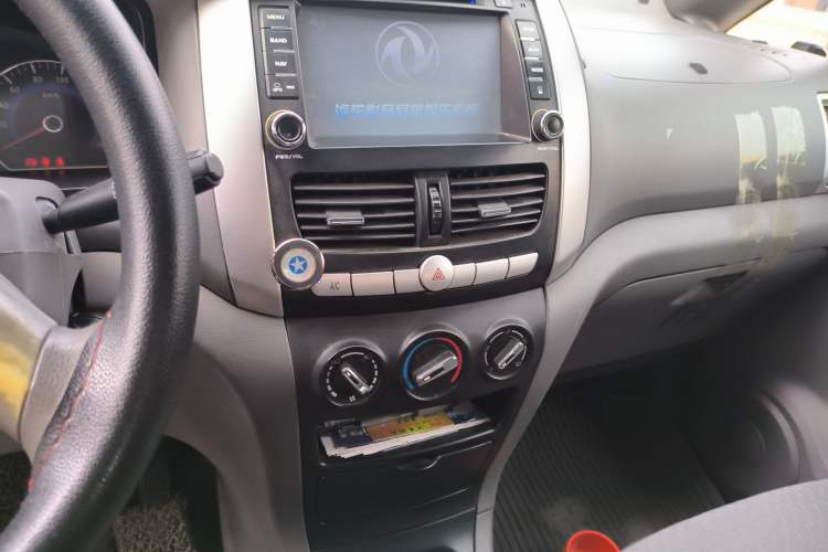 Used Dongfeng Shuaike 2014 1.6L Manual Comfort 7-Seater China IV Standard Audio And AC Panel