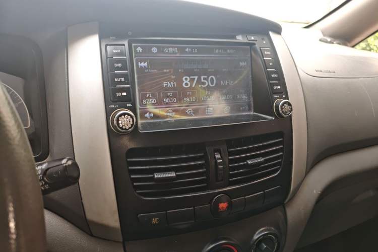 Used Dongfeng Shuaike 2014 1.6L Manual Luxury 7-Seater China IV Standard Audio And AC Panel