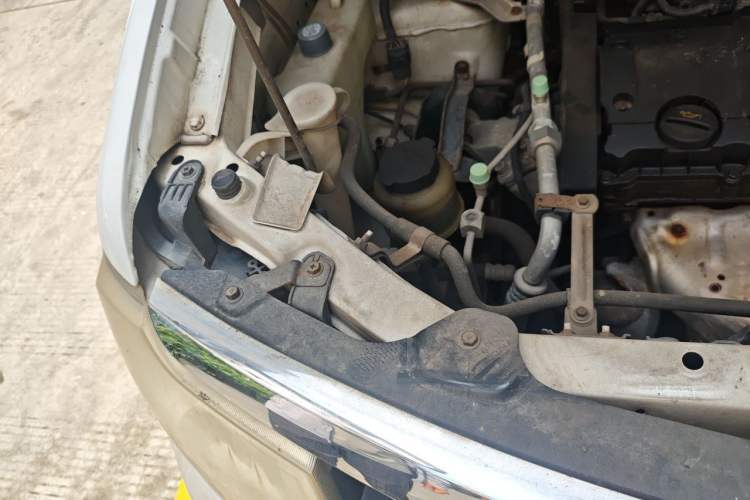 Used Dongfeng Shuaike 2014 1.6L Manual Luxury 7-Seater China IV Standard Engine Bay Right