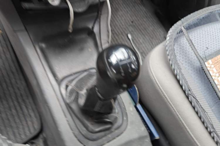 Used Dongfeng Shuaike 2014 1.5L Manual Standard Model 7-Seater China IV Gear Lever