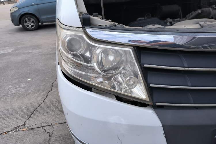 Used Dongfeng Shuaike 2014 1.6L Manual Comfort 7-Seater China IV Standard Right Front Headlight