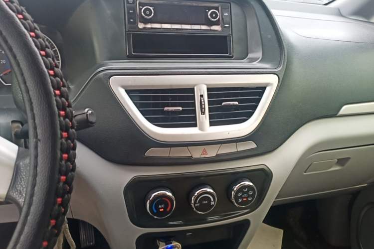 Used Dongfeng Shuaike 2016 1.5L Manual Comfort Model Audio And AC Panel
