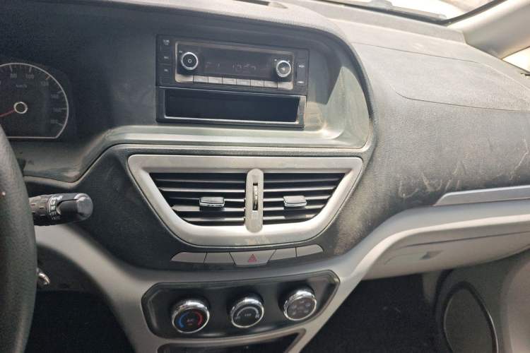 Used Dongfeng Shuaike 2016 1.5L Manual Comfort Model Audio And AC Panel