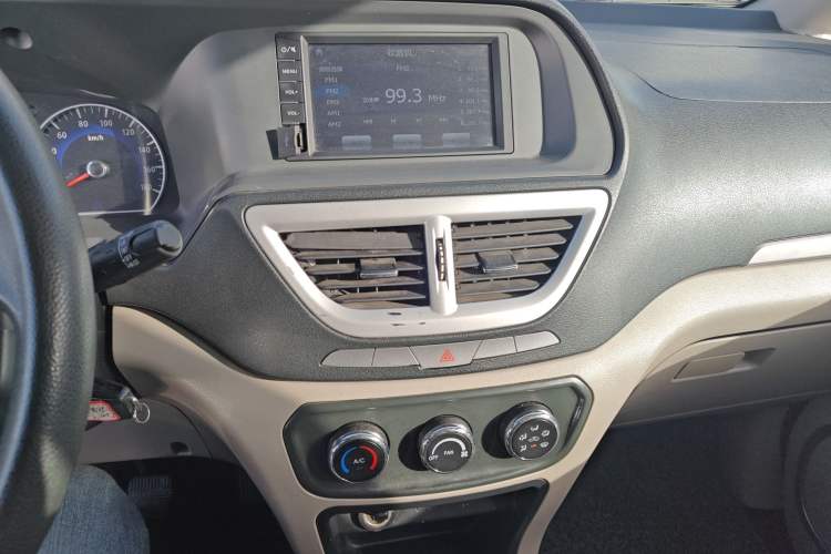 Used Dongfeng Shuaike 2016 1.5L Manual Luxury Model Audio And AC Panel