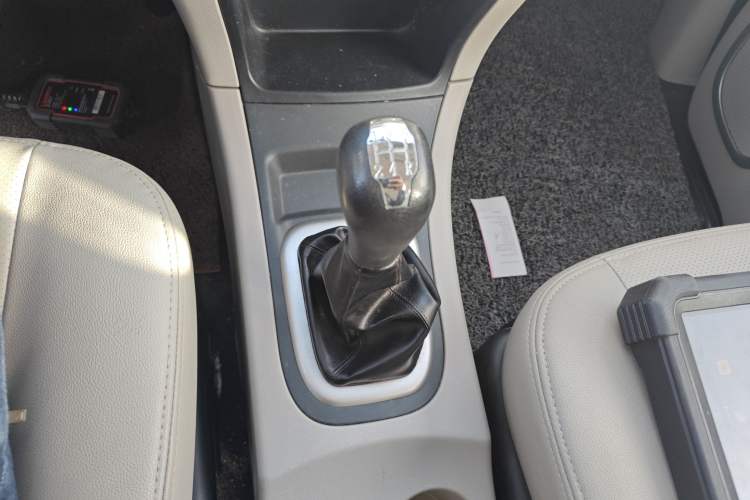 Used Dongfeng Shuaike 2016 1.5L Manual Luxury Model Gear Lever