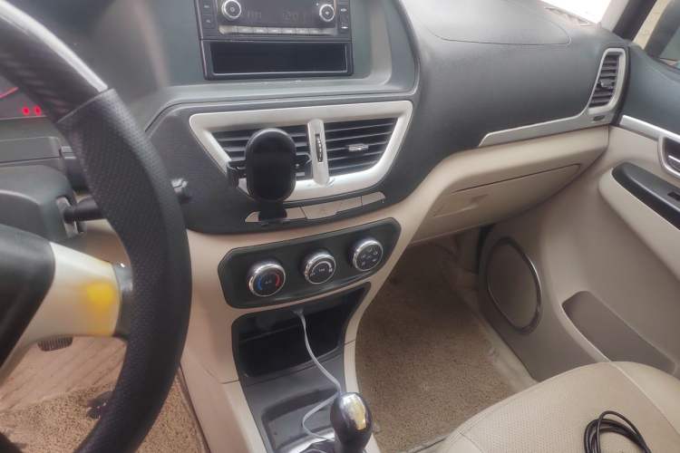 Used Dongfeng Shuaike 2016 Revised Version 1.6L Manual Comfort Edition Audio And AC Panel