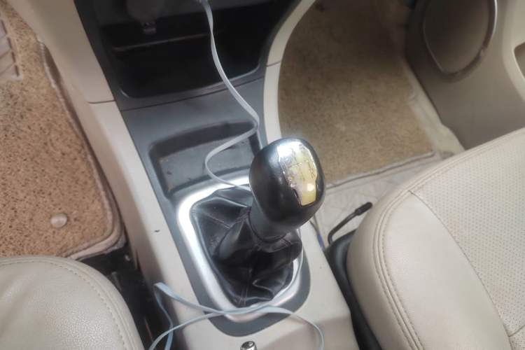 Used Dongfeng Shuaike 2016 Revised Version 1.6L Manual Comfort Edition Gear Lever