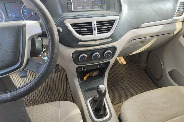 Used Dongfeng Shuaike 2016 1.5L Manual Luxury Model Audio And AC Panel