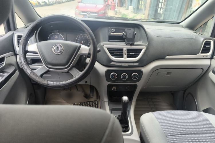 Used Dongfeng Shuaike 2016 1.5L Manual Comfort Model Center Console
