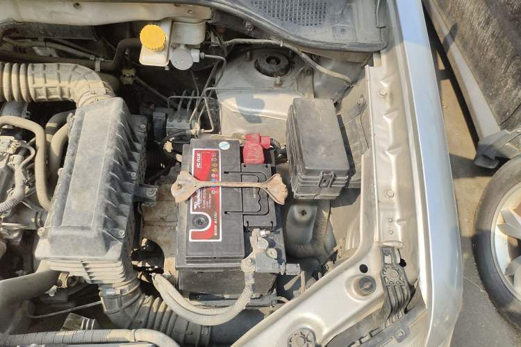 Used Dongfeng Shuaike 2016 1.5L Manual Comfort Model Engine Bay Left