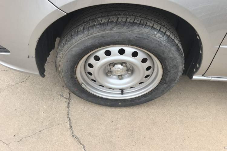 Used Dongfeng Shuaike 2016 1.5L Manual Standard Edition Left Front Wheel Hub