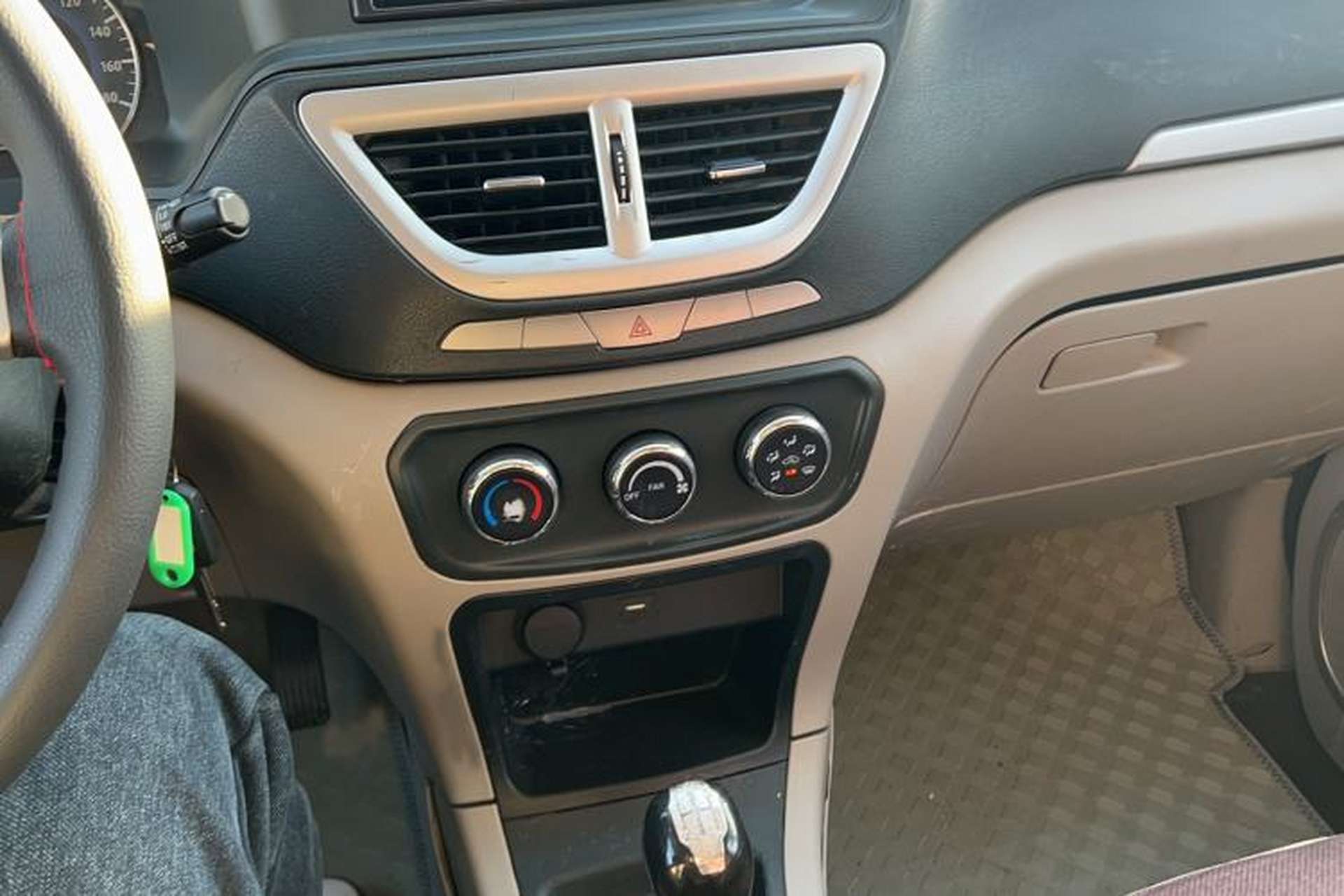 Used Dongfeng Shuaike 2016 Revised Version 1.6L Manual Comfort Edition Audio And AC Panel