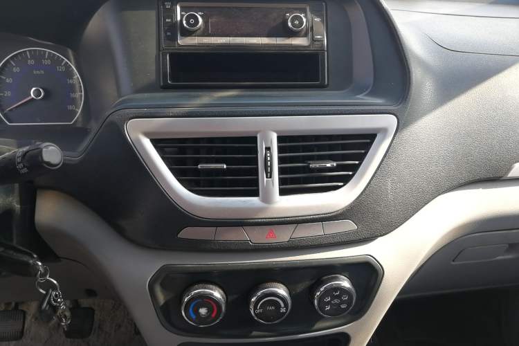 Used Dongfeng Shuaike 2016 1.5L Manual Standard Edition Audio And AC Panel