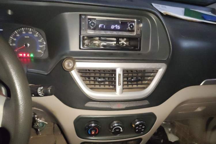 Used Dongfeng Shuaike 2016 Revised Version 1.6L Manual Comfort Edition Audio And AC Panel