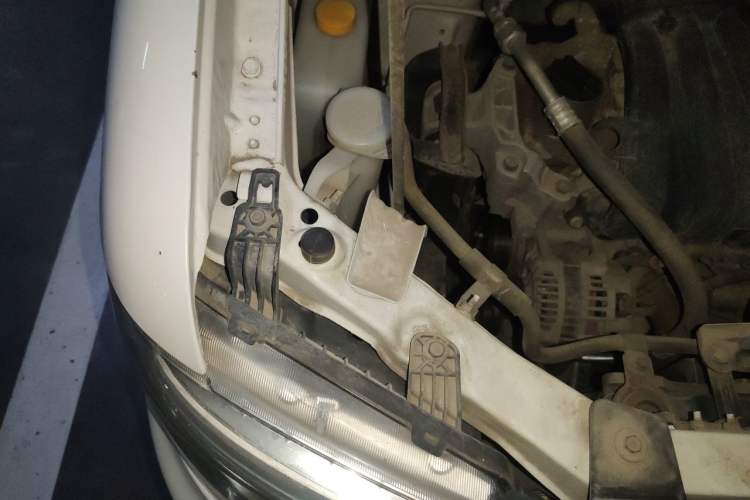 Used Dongfeng Shuaike 2016 Revised Version 1.6L Manual Comfort Edition Engine Bay Right