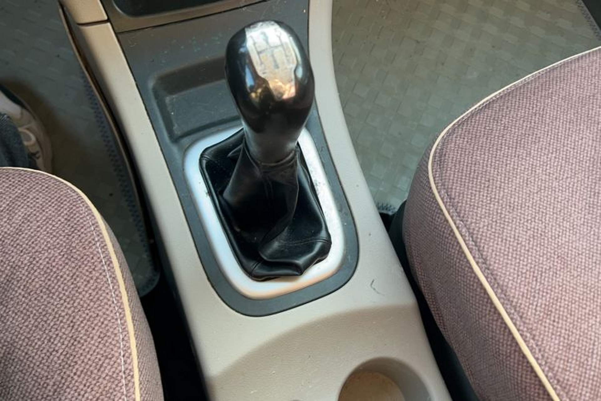 Used Dongfeng Shuaike 2016 Revised Version 1.6L Manual Comfort Edition Gear Lever