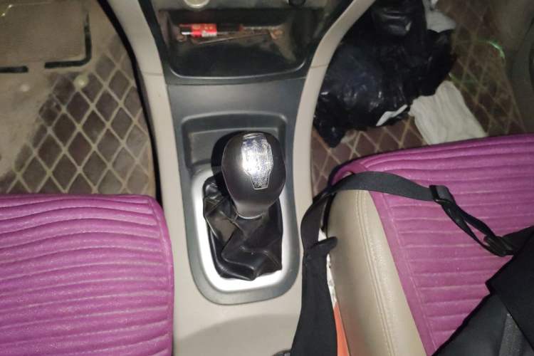 Used Dongfeng Shuaike 2016 Revised Version 1.6L Manual Comfort Edition Gear Lever