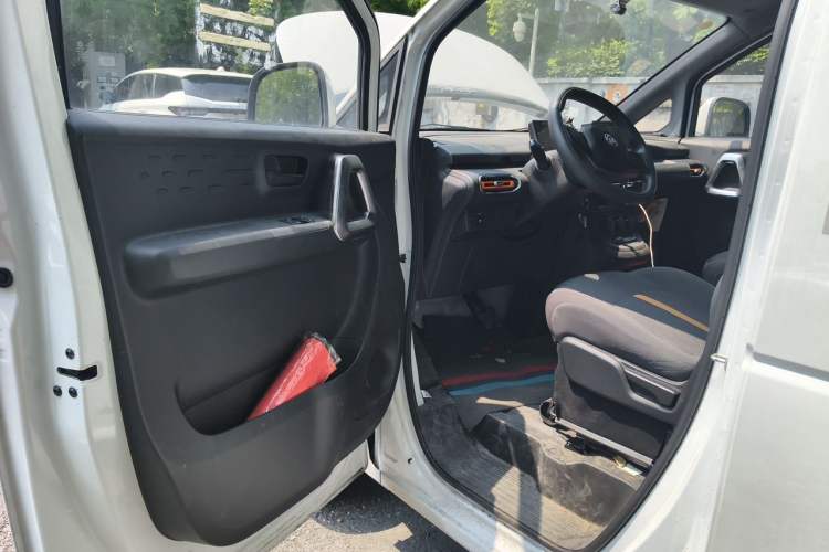 Used Dongfeng V5 2025 Model 310km Standard Version Driver Seat