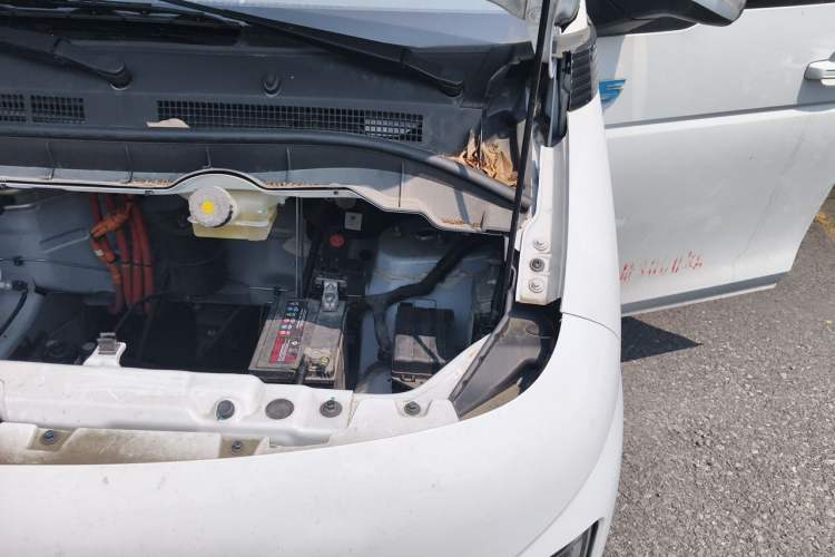 Used Dongfeng V5 2025 Model 310km Standard Version Engine Bay Left