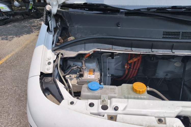 Used Dongfeng V5 2025 Model 310km Standard Version Engine Bay Right