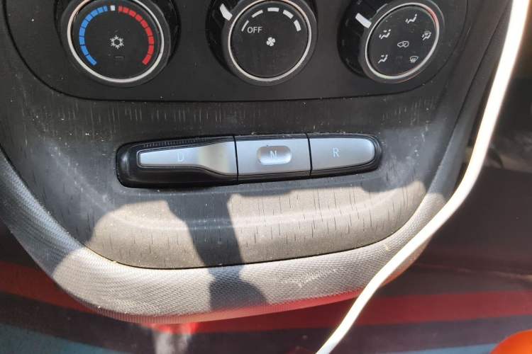 Used Dongfeng V5 2025 Model 310km Standard Version Gear Lever